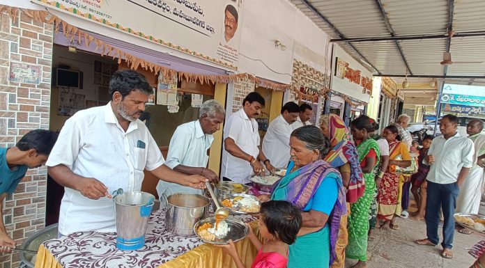 90 వారాలుగా సంతలో ఉచిత భోజనం