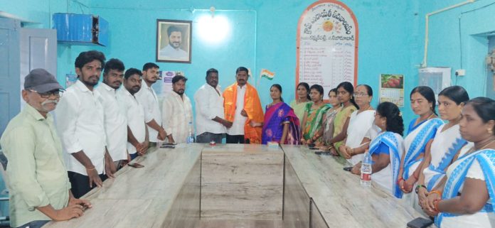 నూతన పంచాయతీ కార్యదర్శికి సన్మానం