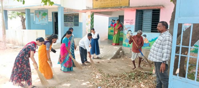 అంగన్వాడీ కేంద్రం ఆవరణలో శ్రమదానం