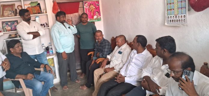 బాధిత కుటుంబాలను పరామర్శించిన మానాల