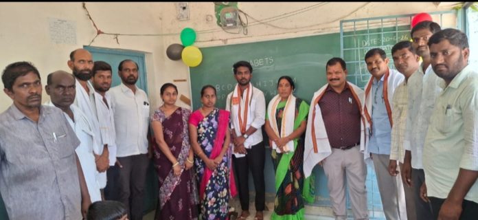 విద్యార్థులను ప్రభుత్వ పాఠశాలల్లో చేర్పించండి: సర్పంచ్
