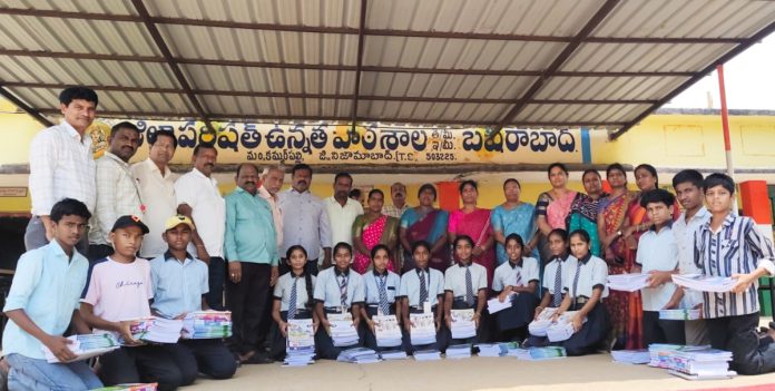 విద్యార్థులకు ఉచిత పాఠ్య పుస్తకాలు, నోట్ బుక్స్ పంపిణీ