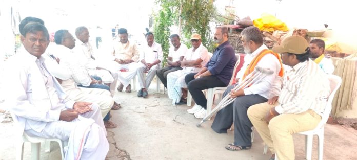 బాధిత కుటుంబ సభ్యులకు పరామర్శించిన బీఆర్ఎస్ నాయకులు