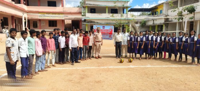 విద్యార్థులు తమ లక్ష్యాల వైపు పయనించాలి: ఎస్ఐ
