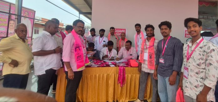 బీఆర్ఎస్ శిక్షణ తరగతులకు తరలిన నాయకులు