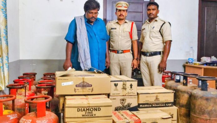 అక్రమంగా గ్యాస్ సిలిండర్లు, మద్యం నిల్వ స్థావరంపై పోలీసుల దాడి