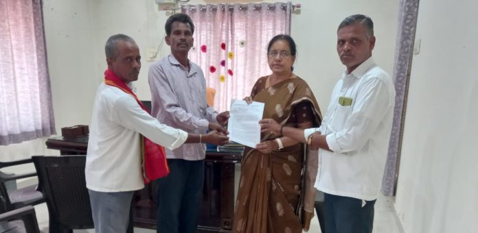 ఎంపీడీవోకు వినతిపత్రం సమర్పించిన సీఐటీయూ నాయకులు