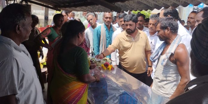 మృతుని కుటుంబానికి ఆర్థిక సహాయం అందజేత