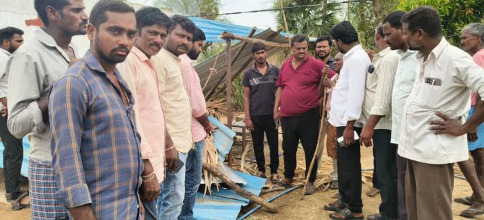 దెబ్బతిన్న ఇండ్లను పరిశీలించిన మున్సిపల్ చైర్మన్