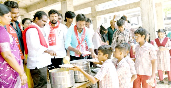 ప్రభుత్వ పాఠశాలలను
బలోపేతం చేయాలి