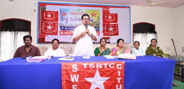 మహిళా ఉద్యోగుల సమస్యలు పరిష్కరించాలి