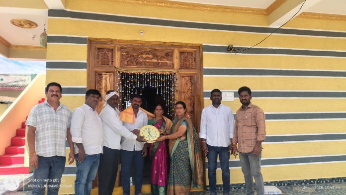 ఇందిరమ్మ లబ్ధిదారులకు కలెక్టర్ కానుక