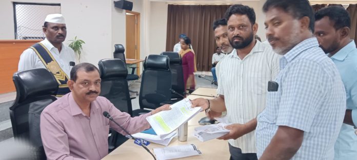 అక్రమ మ్యూటేషన్లపై కలెక్టరేట్లో బాధితుల ఫిర్యాదు