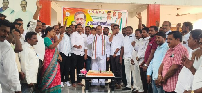 రాహుల్ గాంధీ జన్మదిన వేడుకల్లో ఎమ్మెల్యే రేవూరి