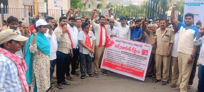 చలో కలెక్టరేట్ కు తరలిన పరకాల మున్సిపల్ కార్మికులు