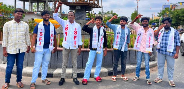 SFI stages protest against high fees and the books racket.
