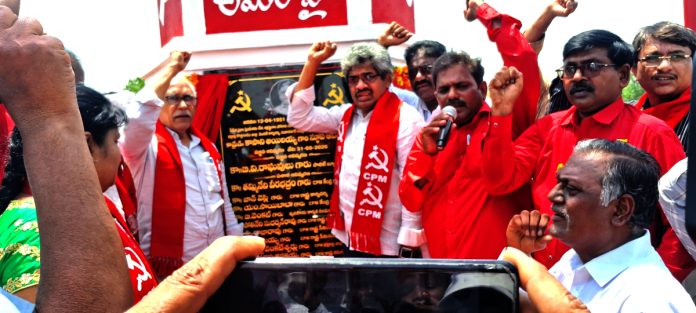 యుద్ధం పేరుతో ప్రజల సొమ్ము లూటీ