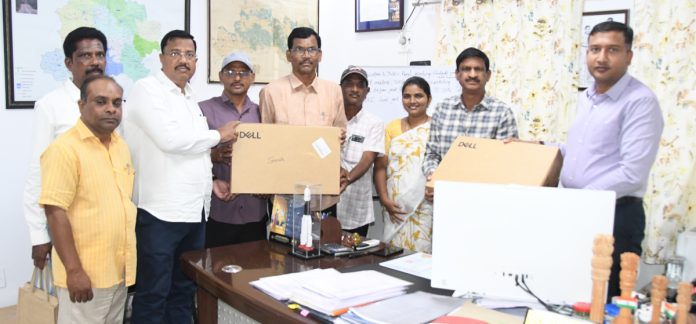 జనగణన వేగవంతం కోసం కంప్యూటర్ లు అందజేత