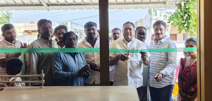 ఫర్టిలైజర్ షాప్ను ప్రారంభించిన మాజీ మంత్రి