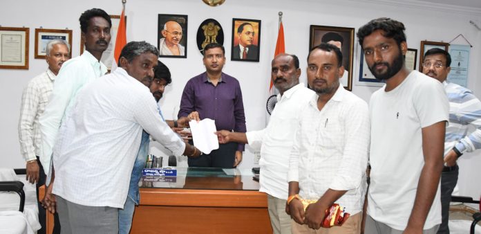 Unsprouted Soya: Farmers Complain to Collector