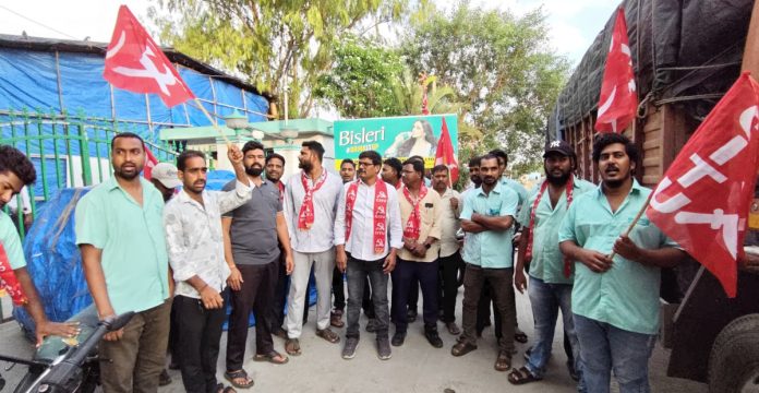 యూనియన్ పెట్టుకుంటే.. ఉద్యోగం పీకేశారు