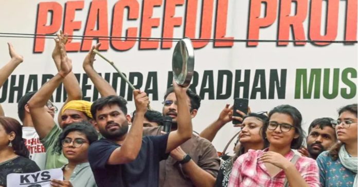 జవాబుదారీతనం లేని విద్యా మంత్రి వద్దే వద్దు