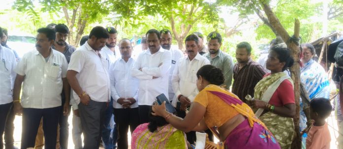 బాధిత కుటుంబాలను పరామర్శించిన మానాల