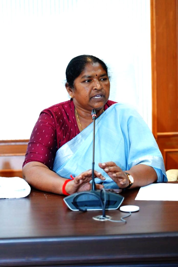 ప్రయివేటు పాఠశాలల్లో చేర్పించాల్సిన అవసరం లేదు :మంత్రి సీతక్క