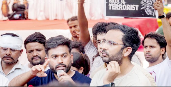 బొద్దింకలను ఉగ్రవాదులంటారా?
