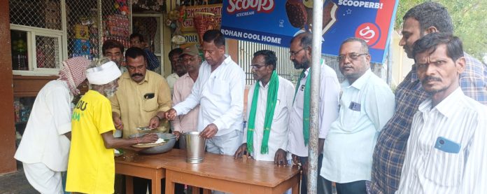 తల్లి జ్ఞాపకార్థం నిరుపేదలకు అన్నదానం