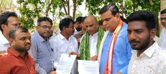 పెద్దవాగు బ్రిడ్జిని వెంటనే మరమ్మతులు చేయాలి