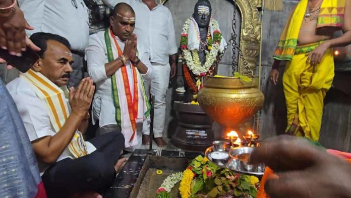 కొలనుపాక సోమేశ్వర ఆలయాన్ని సందర్శించిన మంత్రి జూపల్లి