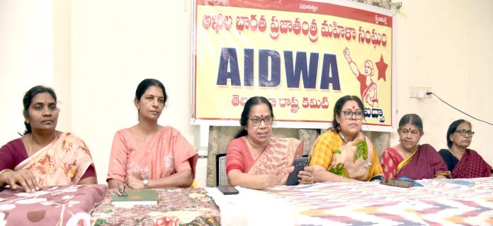 మహిళా ఎమ్మెల్యేలపై
దౌర్జన్యంపై ఐద్వా ఖండన