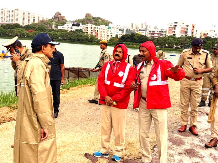 భారీ వర్షాలు కురిసిన ప్రాంతాల్లో పర్యటించిన డీజీపీ