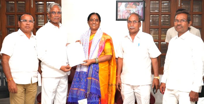 దేవాలయాల్లో చేనేత శాలువాలే ఉపయోగించండి