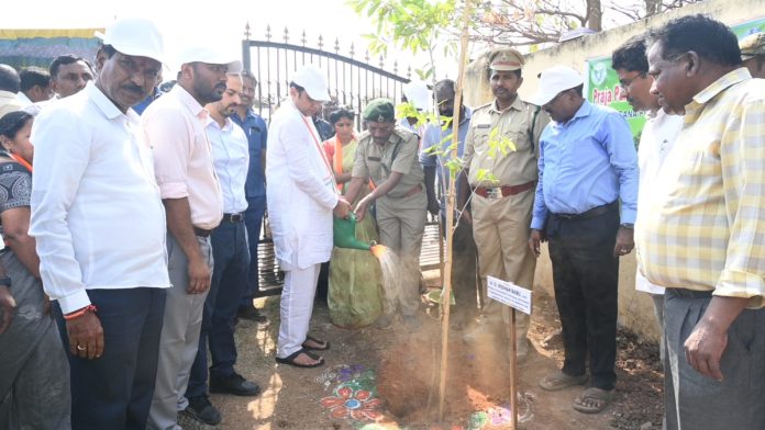 ప్రతి ఒక్కరూ మొక్కలు నాటాలి: మంత్రి శ్రీధర్ బాబు