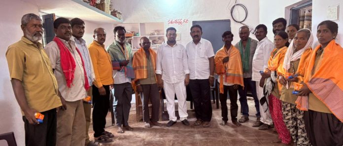 పారిశుద్ధ్య కార్మికులకు సేఫ్టీ కిట్లు అందించిన సర్పంచ్
