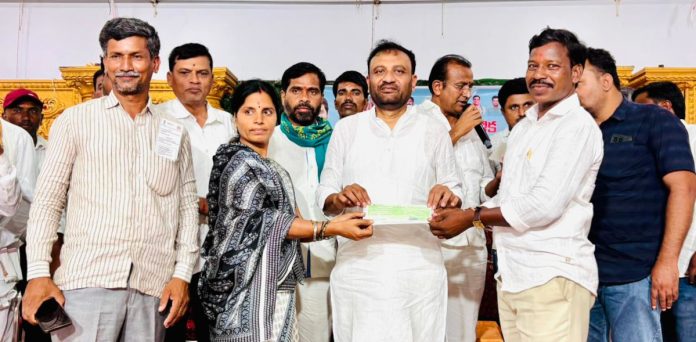 కళ్యాణ లక్ష్మి, షాదీ ముబారక్ చెక్కుల పంపిణీ