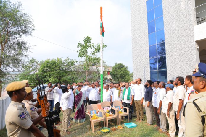 జాతీయ పతాకాన్ని ఎగురవేసిన ఎమ్మెల్యే జారె ఆదినారాయణ