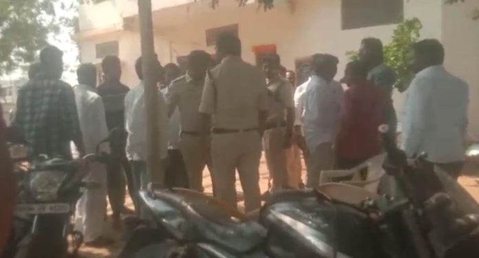 మున్సిపల్ కార్యాలయం వద్ద పంచాయతీ