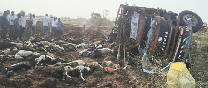 డీసీఎంలను ఢీకొట్టిన మరో డీసీఎం