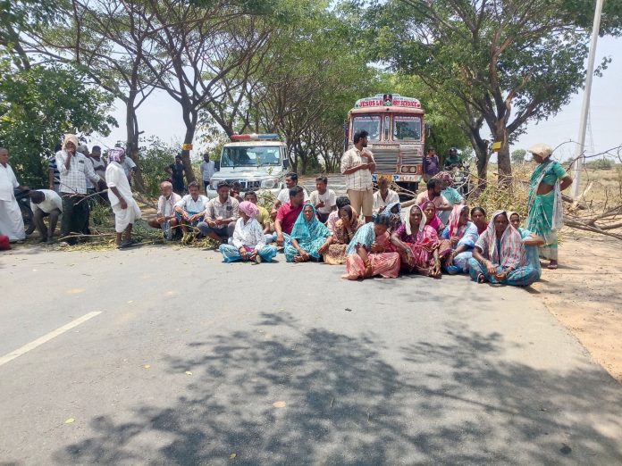 Farmers Stage Road Blockade Over Delays in Grain Procurement