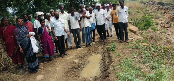 If the rains are heavy, it is difficult to go to agricultural work.