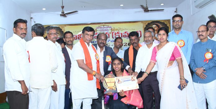తల్లిదండ్రులు విద్యార్థులపై ఒత్తిడి పెంచొద్దు