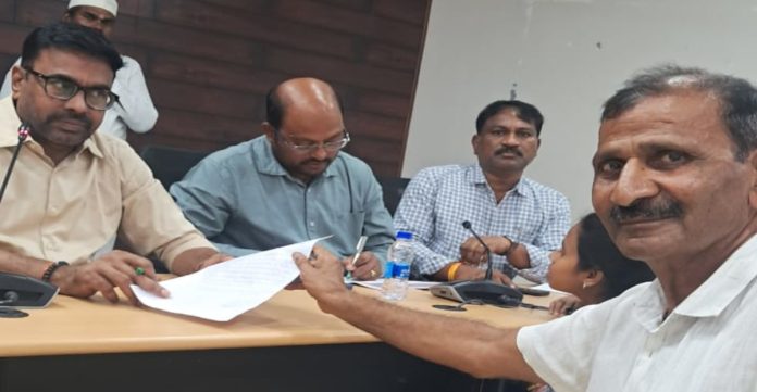 పర్యావరణ పరిరక్షణకు చర్యలు తీసుకోవాలని కలెక్టర్ కు వినతి
