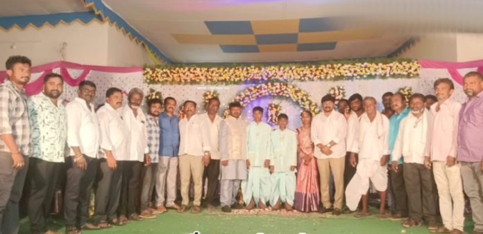 చిన్నారులను ఆశీర్వదించిన ఏకే ఫౌండేషన్ చైర్మన్