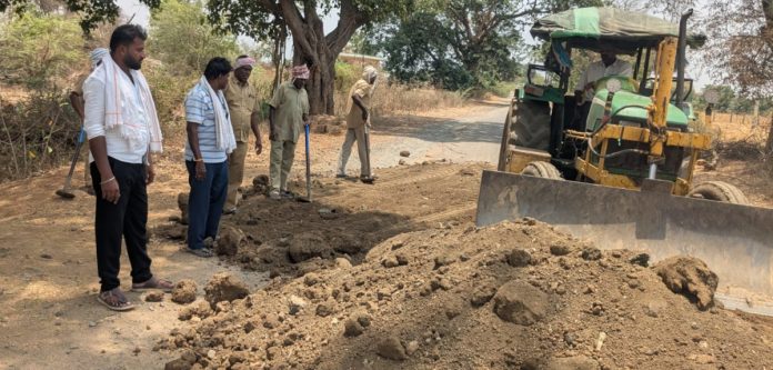 ఎమ్మెల్యే సహకారంతో గుంతలు పూడ్చివేత