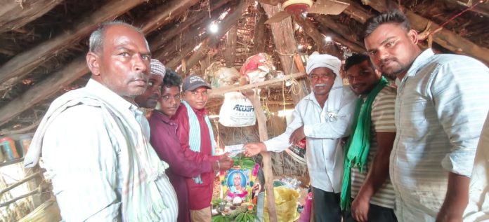 మృతురాలి కుటుంబానికి సర్పంచ్ ఆర్థిక సాయం