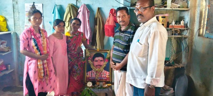 పారిశుద్ధ్య కార్మికుడి కుటుంబానికి సర్పంచ్ పరామర్శ