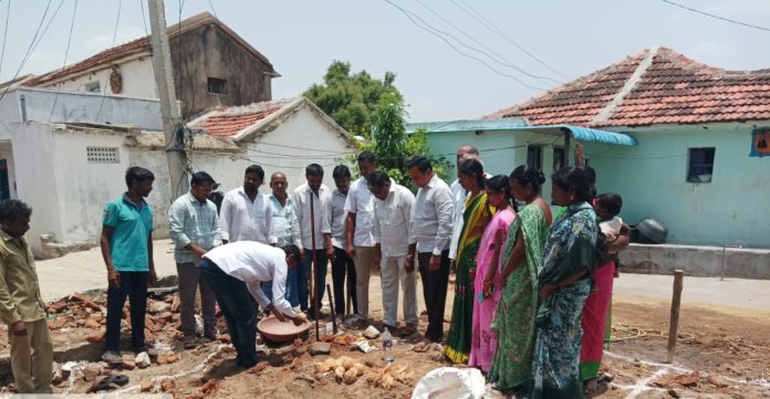 మహిళా భవనానికి భూమి పూజ